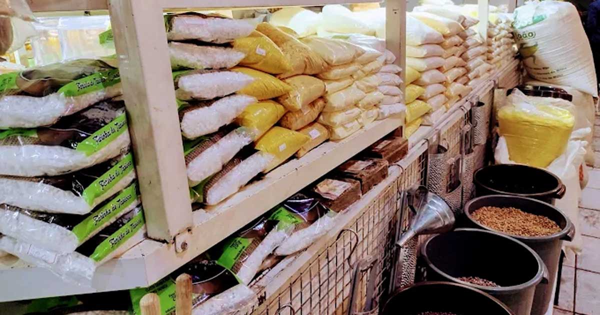 Na foto, comidas típicas goianas. Farinhas, temperos, condimentos, rapaduras, polvilhos. Emporio Ferraz Queijos & Variedades - Anápolis/GO.